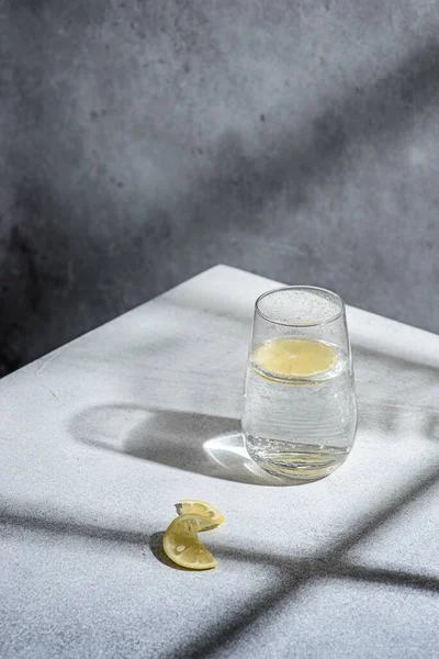 Вода Лимоном Сером Фоне Высокое Качество Фото — стоковое фото