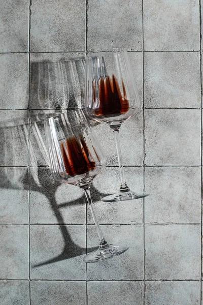 A glass of red wine on a gray background — Stock Photo, Image