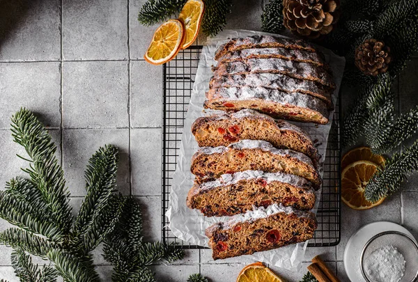 Christstollen auf grauem Hintergrund — Stockfoto