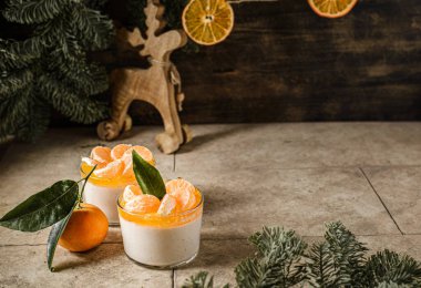 Arka planda mandalinalı panna cotta. Yüksek kalite fotoğraf