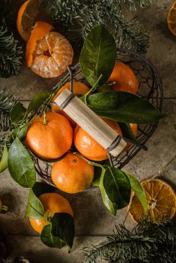 Sepette yaprak olan mandalinalar. Yüksek kalite fotoğraf