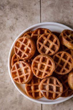 Tabakta küçük waffle 'lar. Yüksek kalite fotoğraf