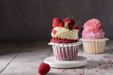 Ahududu ve kremalı kırmızı kadife kek.