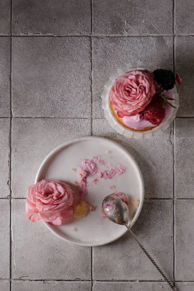 Cupcakes mit rosa Buttercreme und Rose — Stockfoto