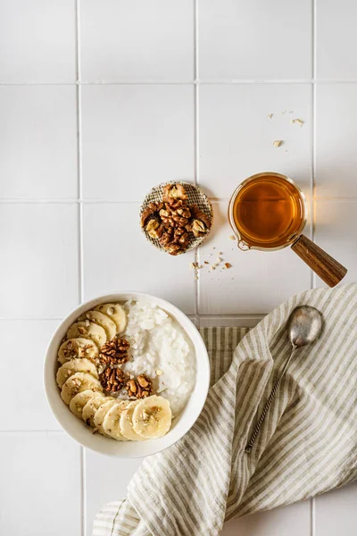 Reisbrei Mit Banane Und Nüssen Hochwertiges Foto lizenzfreie Stockbilder