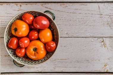 Domatesler açık arkaplanda sarı ve kırmızıdır. Yüksek kalite fotoğraf