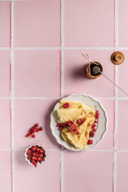 Böğürtlenli krep bal ve fındıklı. Yüksek kalite fotoğraf