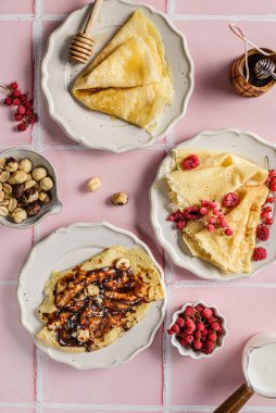 Böğürtlenli krep bal ve fındıklı. Yüksek kalite fotoğraf