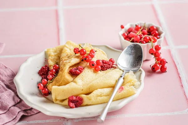 Pfannkuchen Mit Beerenhonig Und Nutella Hochwertiges Foto — Stockfoto