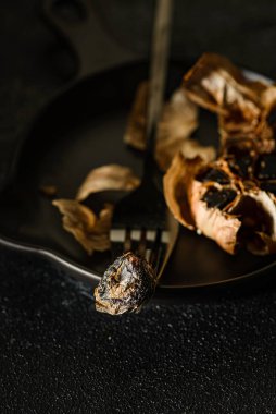 Arka planda siyah sarımsak var. Yüksek kalite fotoğraf