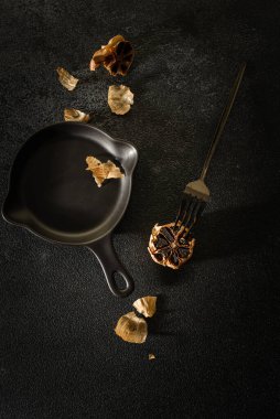 Arka planda siyah sarımsak var. Yüksek kalite fotoğraf