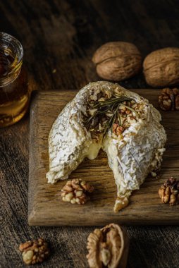 Tahtada pişmiş brie peyniri.