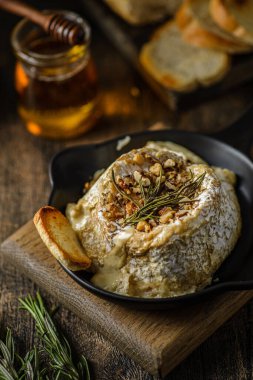 Tahtada pişmiş brie peyniri.