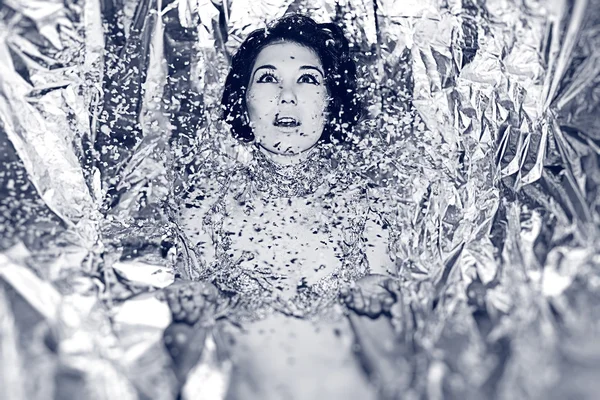 Hermosa joven en la nieve — Foto de Stock