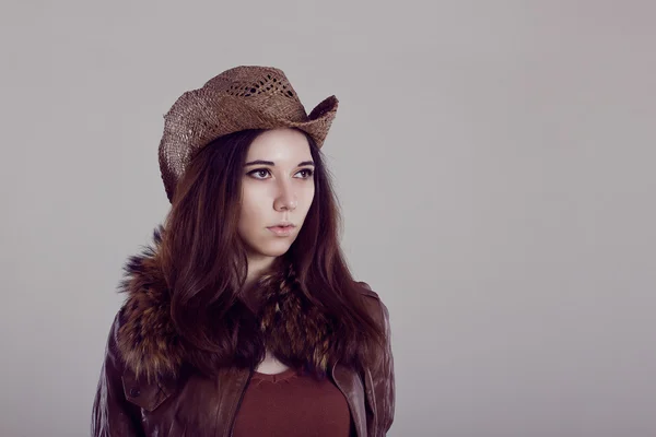 Retrato de menina em chapéu de palha cowboy — Fotografia de Stock