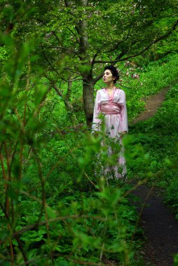 Bahar orman Japon genç kadın