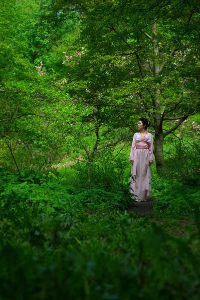 Japanse jonge vrouw in voorjaar bos — Stockfoto