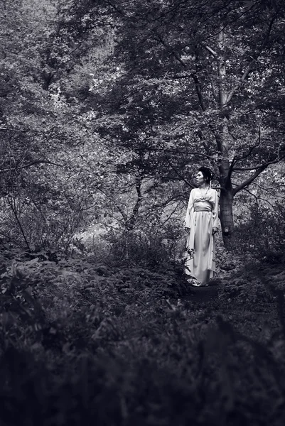 Японская девушка в весеннем лесу — стоковое фото