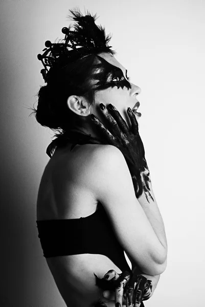Mystérieuse jeune femme jouant le cygne noir — Photo