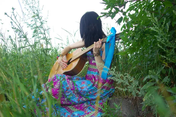 Retrato de hippie posando al aire libre con guitarra — Foto de Stock