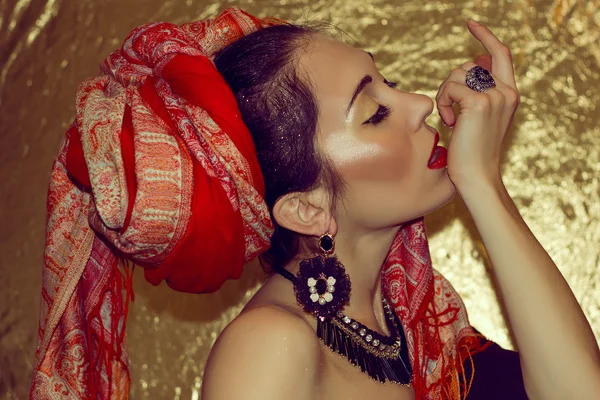 Mujer joven árabe. Maquillaje dorado. Ropa roja . — Foto de Stock