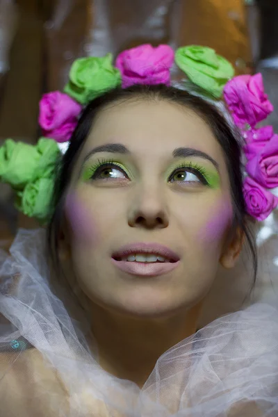 Chica en velo blanco con rosas y flores verdes — Foto de Stock