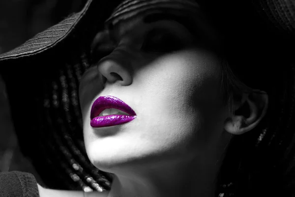 Mysterious woman in black hat. Purple  lips — Stock Photo, Image