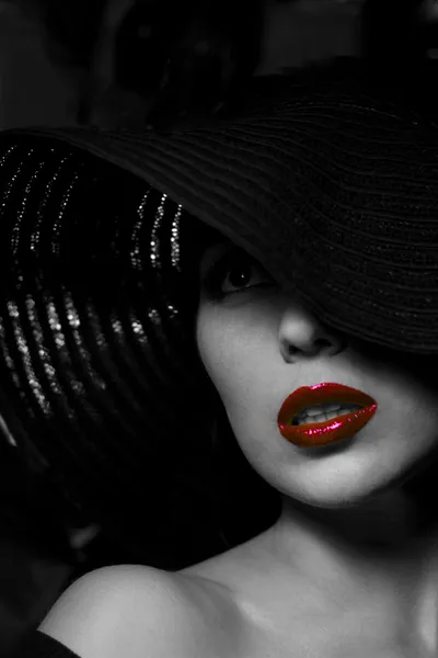 Mysterious woman in black hat. Red lips — Stock Photo, Image