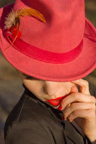 Vrouw in de rode hoed. rode lippen en manicure. — Stockfoto
