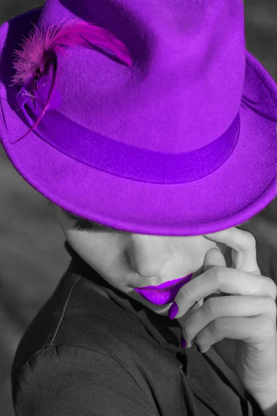 Mujer con sombrero violeta. Labios violetas y manicura . — Foto de Stock