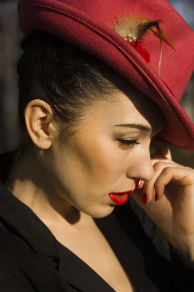 Mulher de chapéu vermelho. Lábios vermelhos e manicure . — Fotografia de Stock
