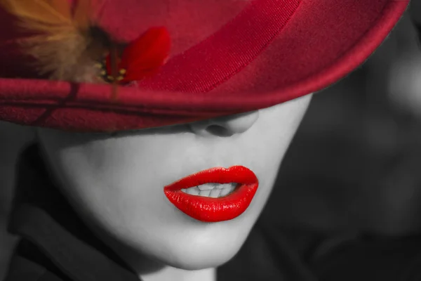 Donna col cappello rosso. Labbra rosse e manicure . — Foto Stock