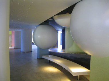 Hall yüksek sınıf otel. Stil yüksek teknoloji, uzay.