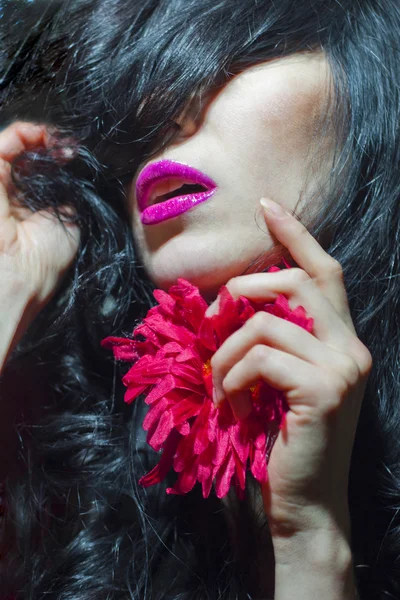 Retrato de menina com flor — Fotografia de Stock