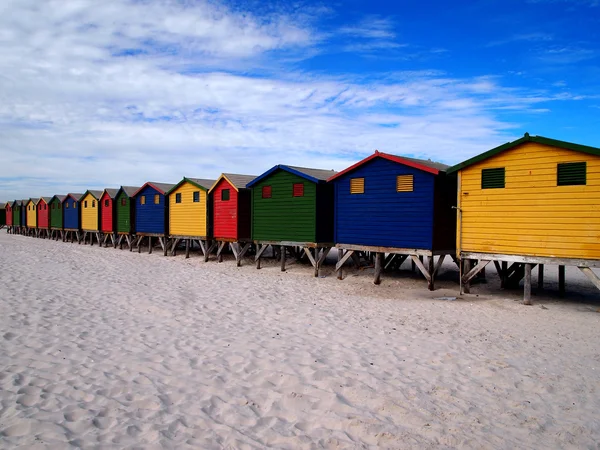 Fila di capanne in legno dai colori vivaci. Città del Capo. Sudafrica . — Foto Stock