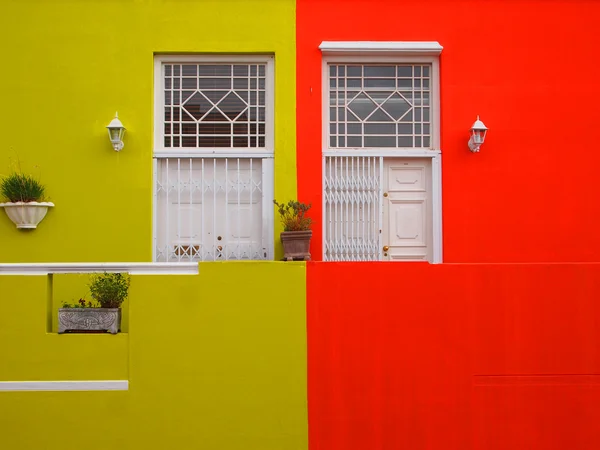 Wall. Doors to balcony. Bright colors. Mustard color and scarlet — Stock Photo, Image