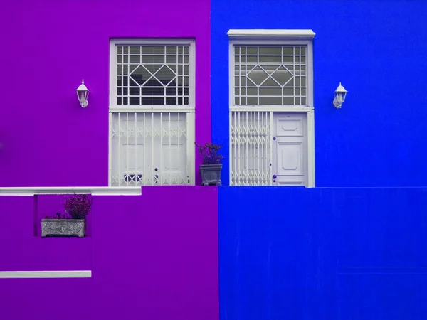 Un mur. Portes du balcon. Des couleurs vives. Violet et bleu — Photo