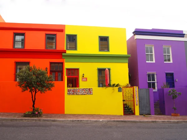 Ulice v bo-kaap. světlé barvy. Kapské město. Jihoafrická republika — Stock fotografie