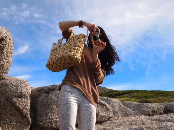 Girl taking a picture using camera — Stock Photo, Image