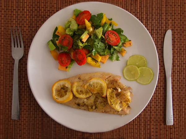 Schön dekorierte Mahlzeit auf Teller. Fische. Gemüse. — Stockfoto