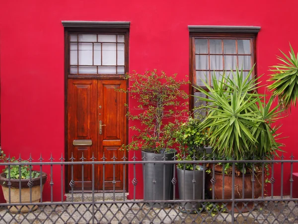 Bodels dörr och fönster till veranda. Ljusa färger. — Stockfoto
