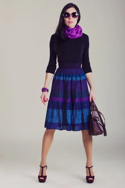 Mode-tijdschrift shoot. meisje in modieuze kleding — Stockfoto