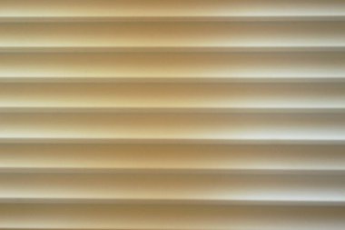 Metalden yapılmış beyaz pencere perdeleri.