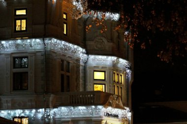 Gece aydınlık bir binanın cephesi.