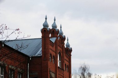 Güzel kırmızı tuğla bina.