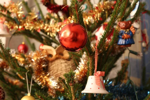 Fokussierte Weihnachtskugel im Weihnachtsbaum — Stockfoto