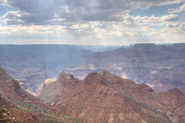 Güneş ışınları bulutlar üzerinde Büyük Kanyon aracılığıyla