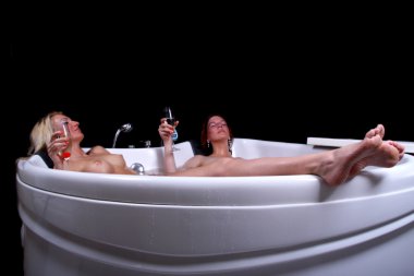 Jakuzi içinde iki kız