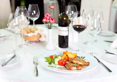 Lokantada masa hazır.