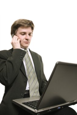 İşadamı dizüstü bilgisayarla çalışıyor